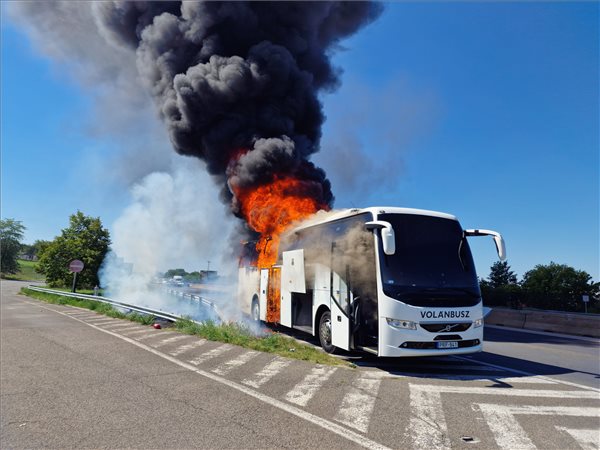 Kigyulladt egy távolsági autóbusz az M3-ason.